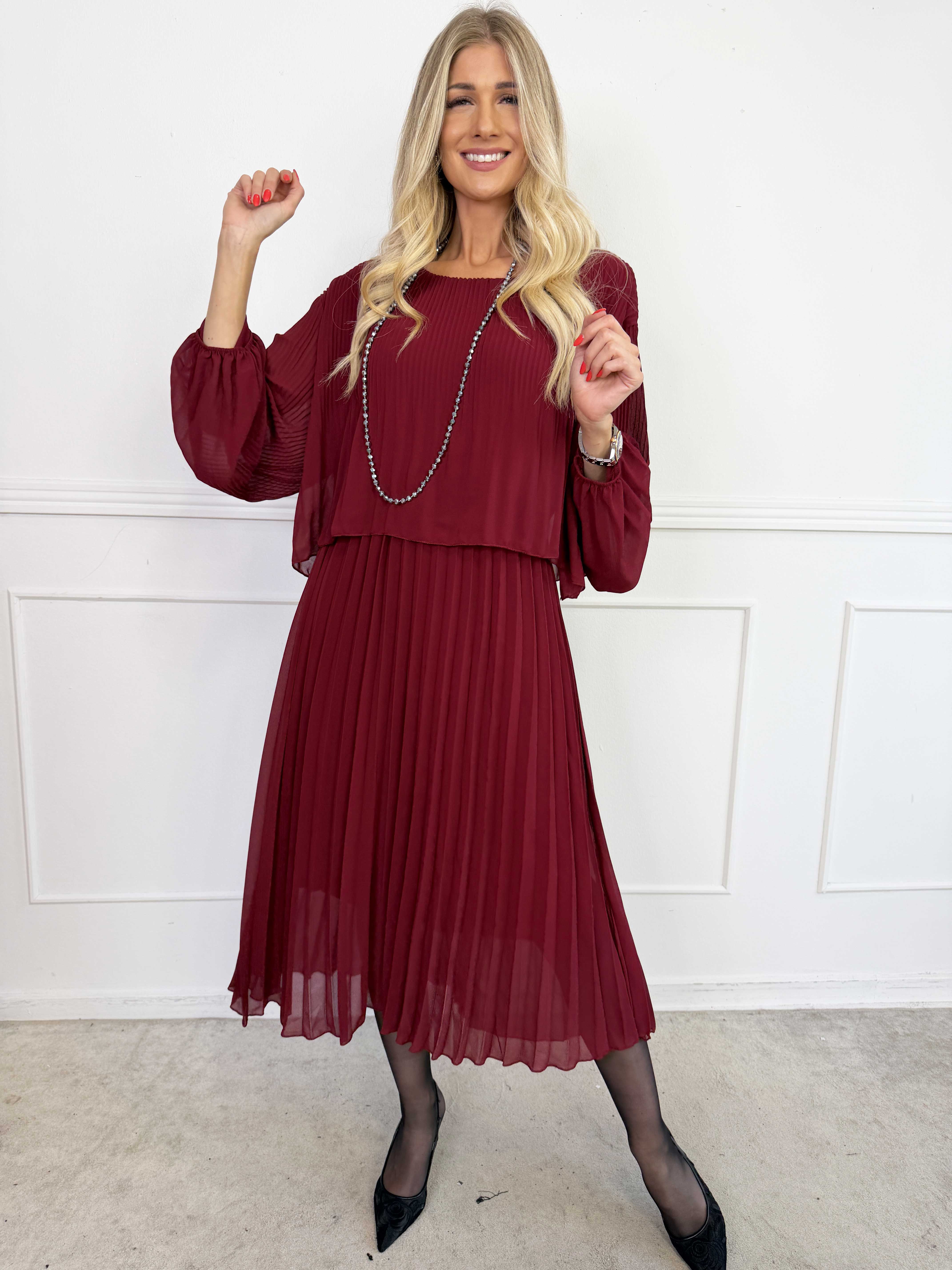 Kristina Long - Langærmet plus size kjole med plisseringer